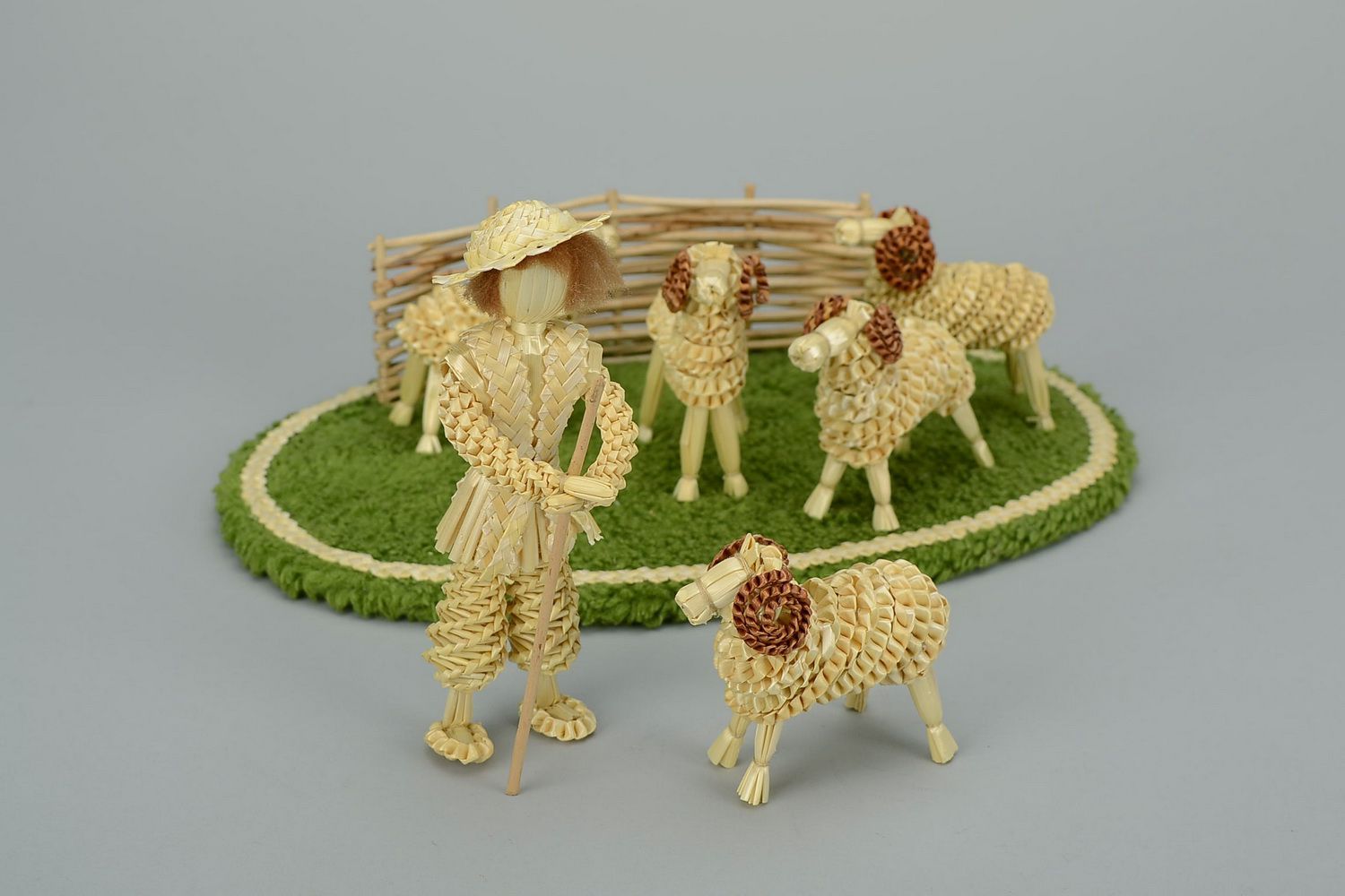 Composition of straw figures photo 5