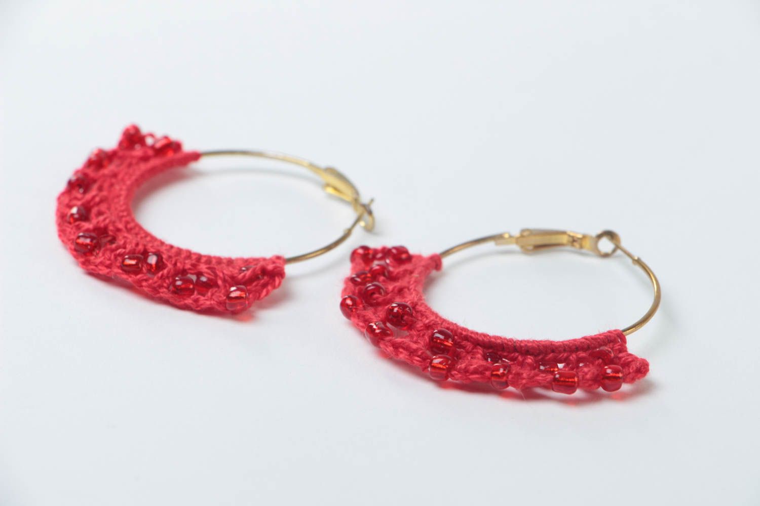 Handmade gehäkelte Ohrringe Designer Schmuck Accessoire für Frauen rote Creolen foto 3