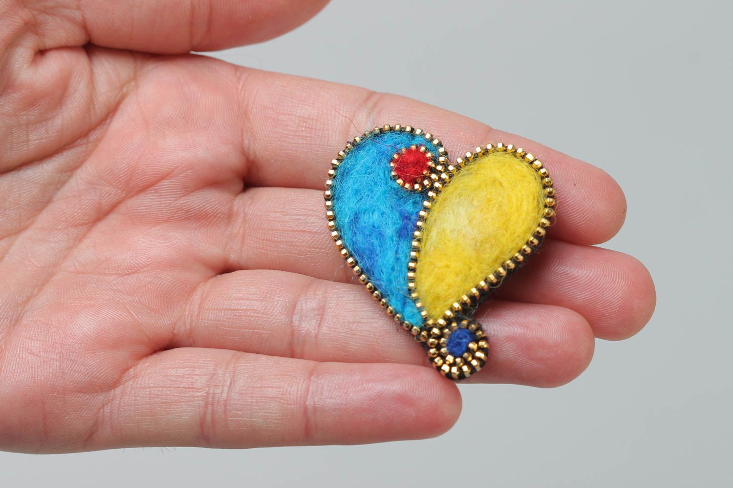 Broche de lana de fieltro artesanal con forma de corazón azul amarillo  foto 5