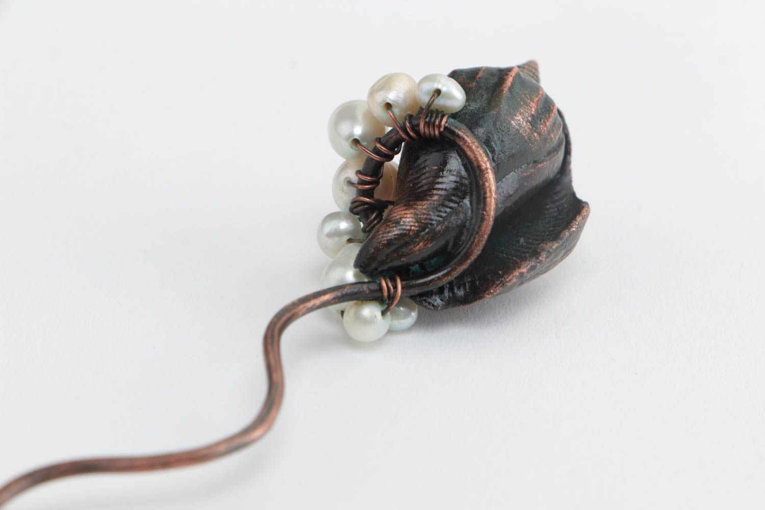 Авторская шпилька для волос из меди с ракушкой и речным жемчугов ручной работы фото 3