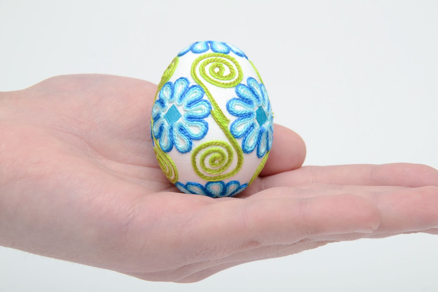 Красивое пасхальное яйцо декоративное с нитками фото 5