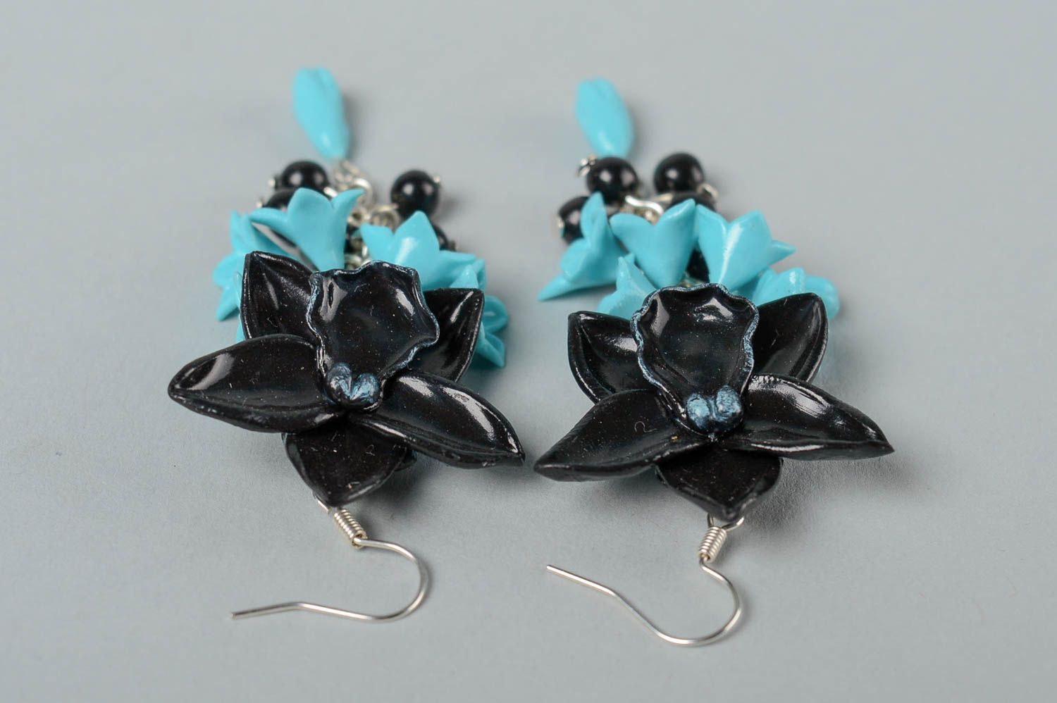 Boucles d'oreilles Bijoux faits main pâte polymère fleurs bleu noir Cadeau femme photo 3