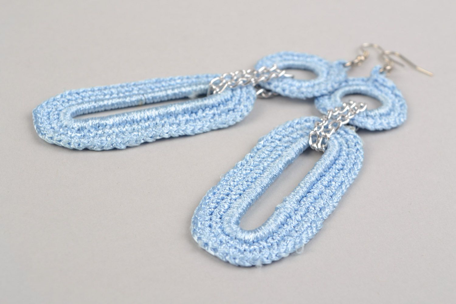 Длинные серьги плетеные на металлической основе из вискозы ручной работы голубые фото 4