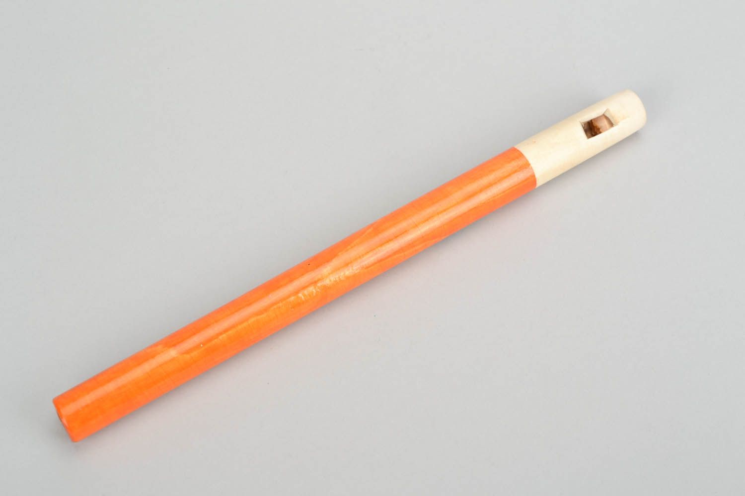 Flauta de madeira feita à mão com pintura lembrancinha de madeira artesanal foto 5