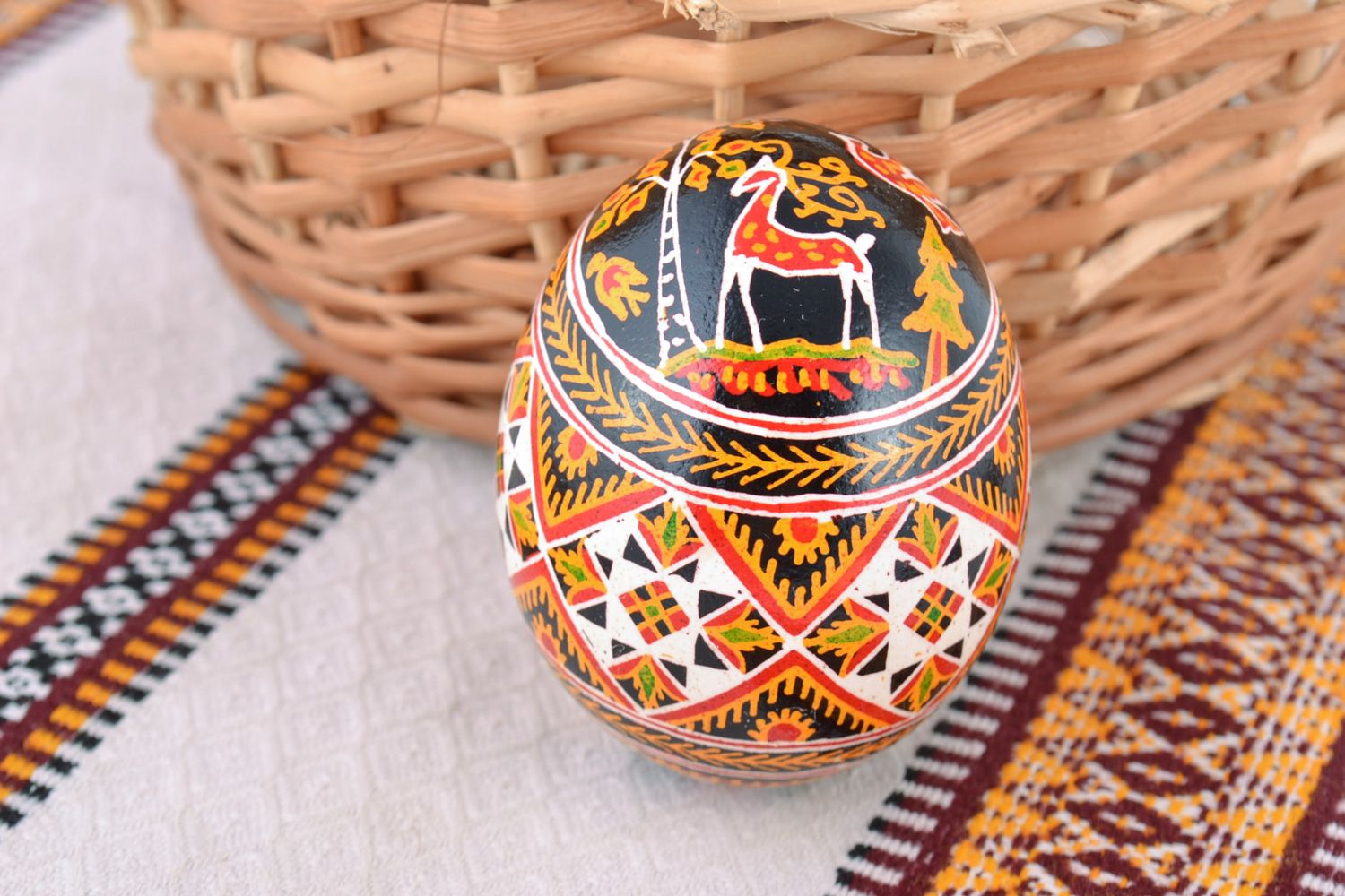 Oeuf de Pâques peint à l'acrylique fait main ornementé avec cerf et berger photo 1