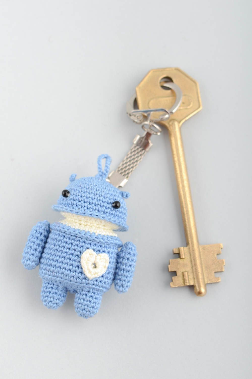 Handmade kleiner gehäkelter Schlüsselanhänger aus Stoff Amigurumi Figur blau  foto 4