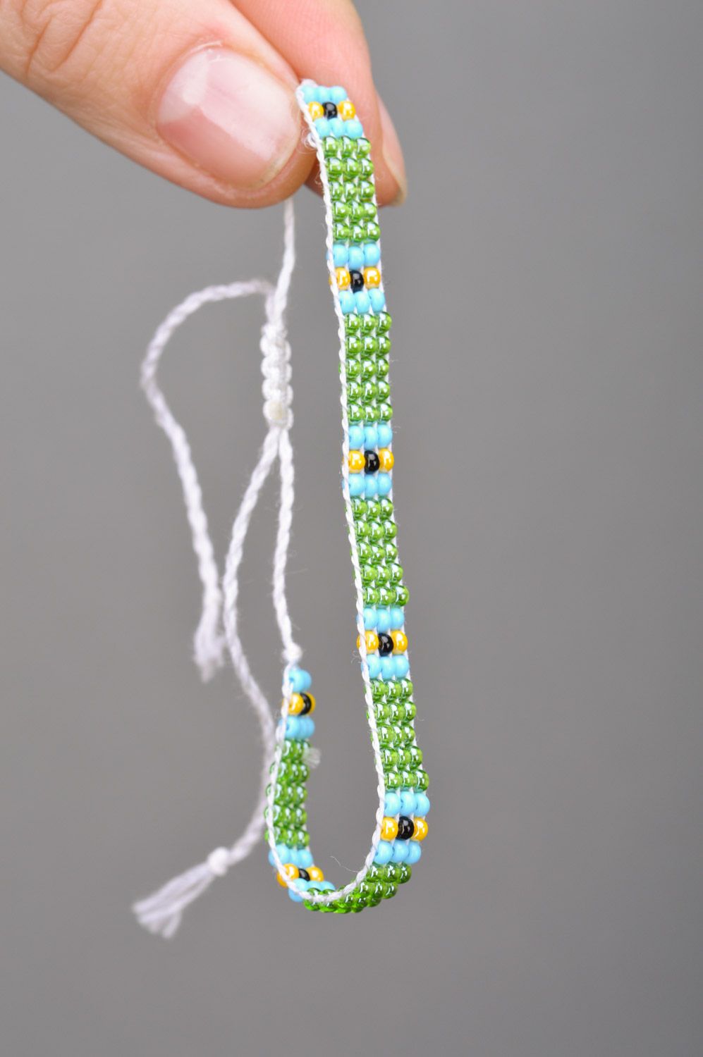 Салатовый браслет на руку из бисера на завязках с голубыми цветами ручной работы фото 3