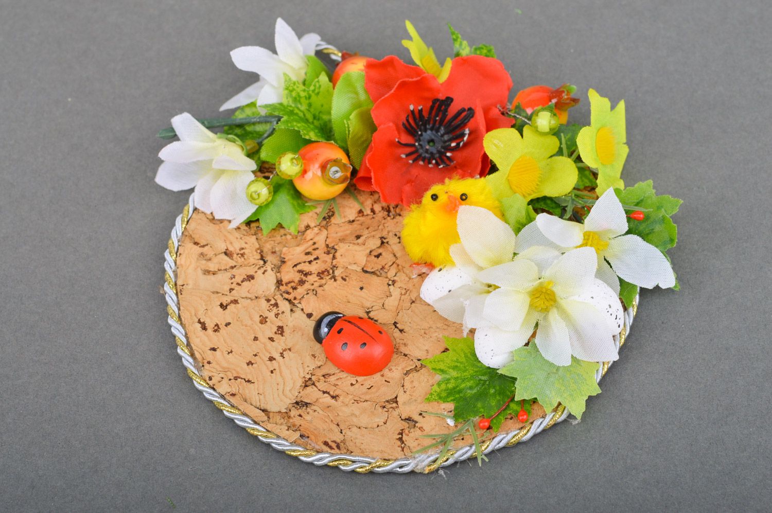 Composición redonda de flores artificiales artesanal sobre la base de corcho foto 5