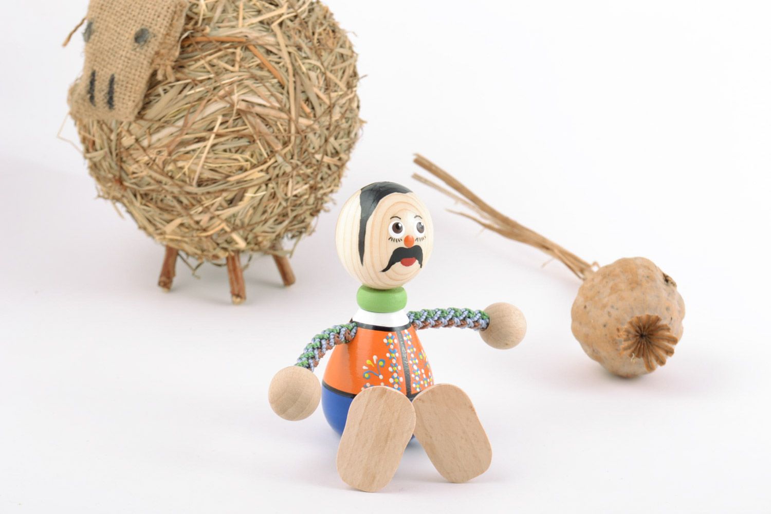 Bemaltes handmade Spielzeug aus Holz für Kinder Kosak im Ethno Stil foto 1