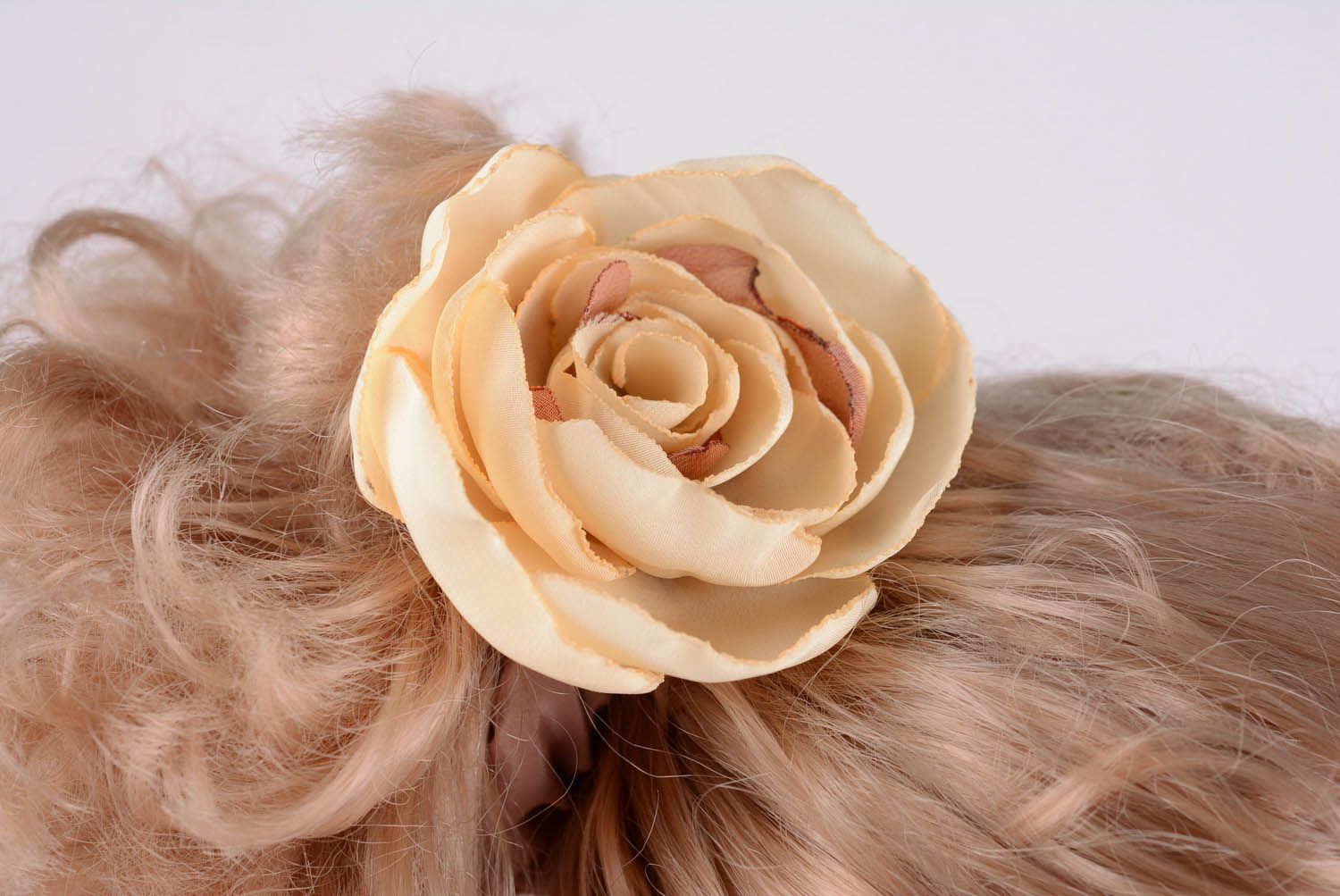 Elástico para cabelo em forma de uma flor artesanal foto 1