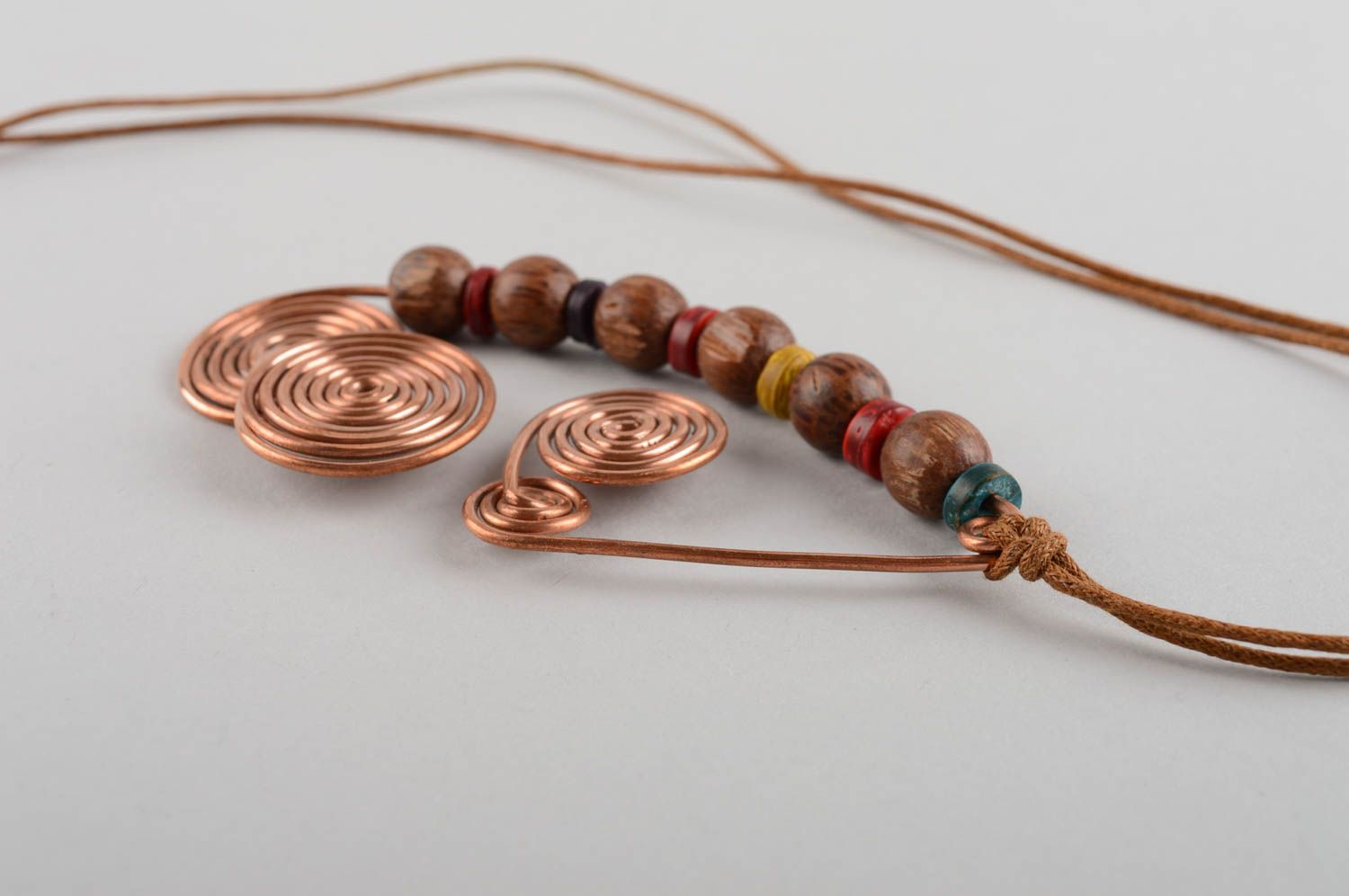 Pingente feminino artesanal feito de cobre e madeira em uma corda foto 5