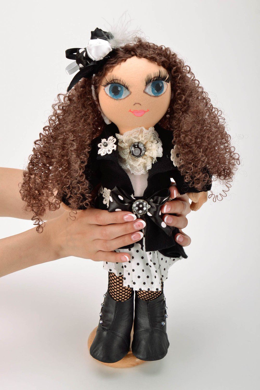 Muñeca de peluche vestida de negro con soporte foto 1