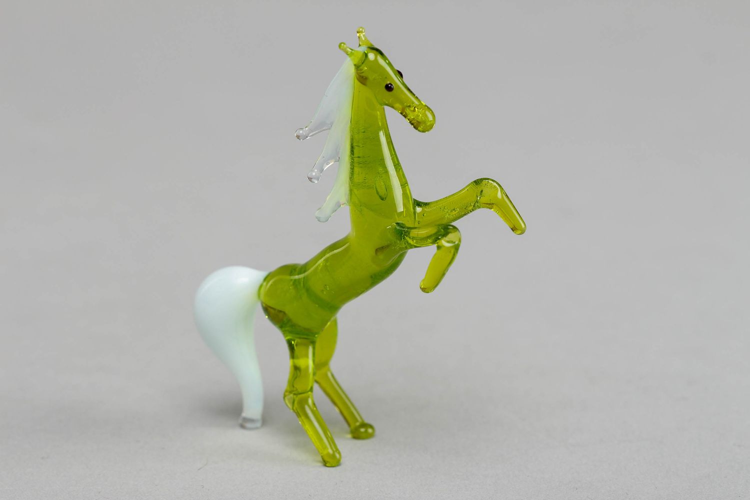 Стеклянная маленькая фигурка лошади в технике лэмпворк фото 1
