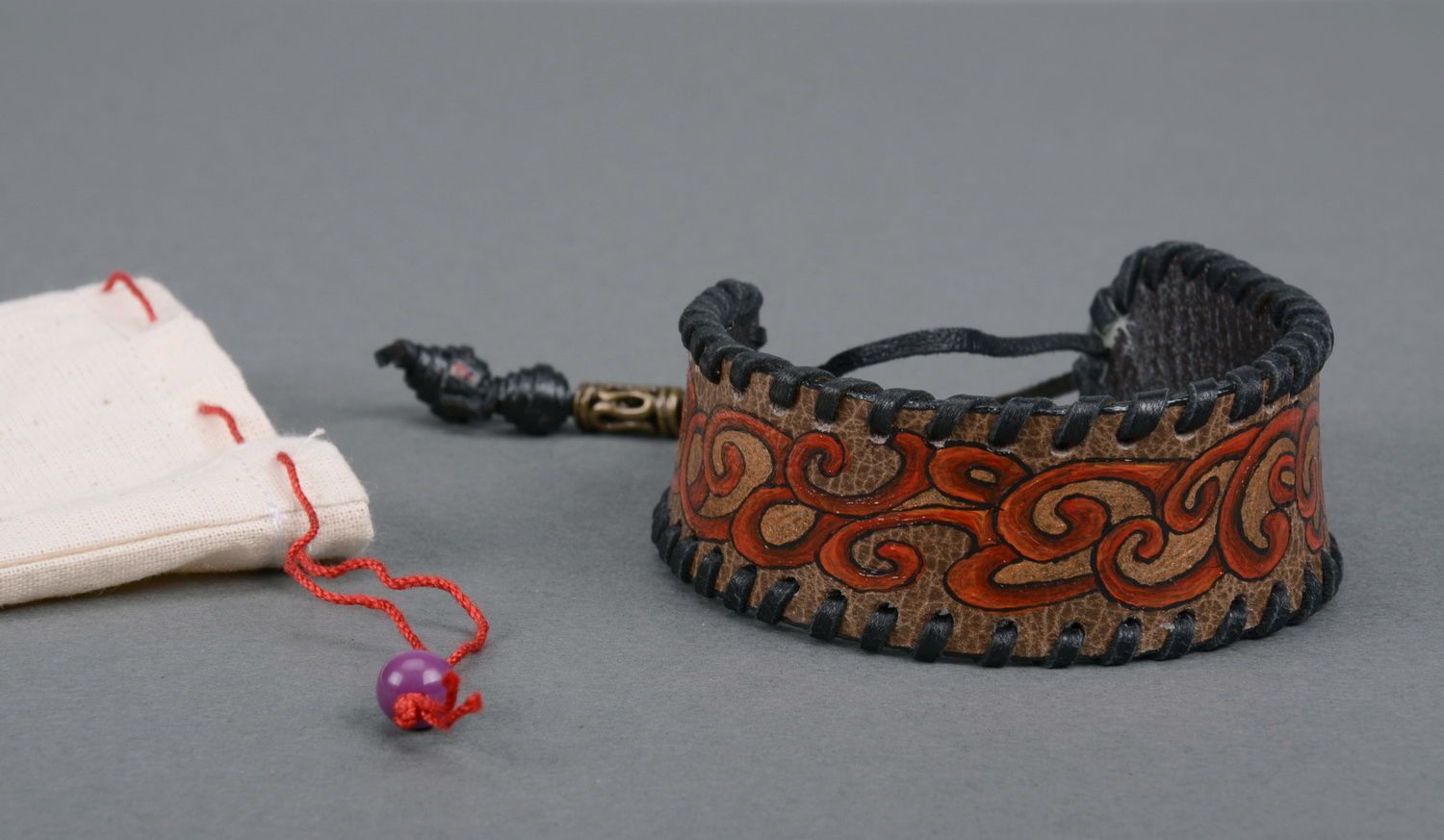 Armband aus Leder mit Ornament  foto 3