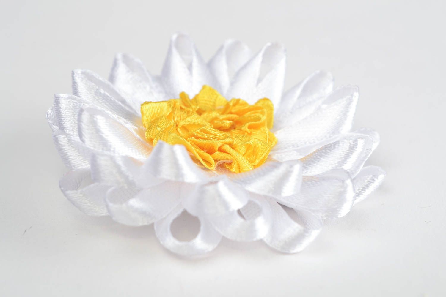Детская заколка цветок канзаши в виде ромашки белая с желтым средняя хэнд мейд фото 4
