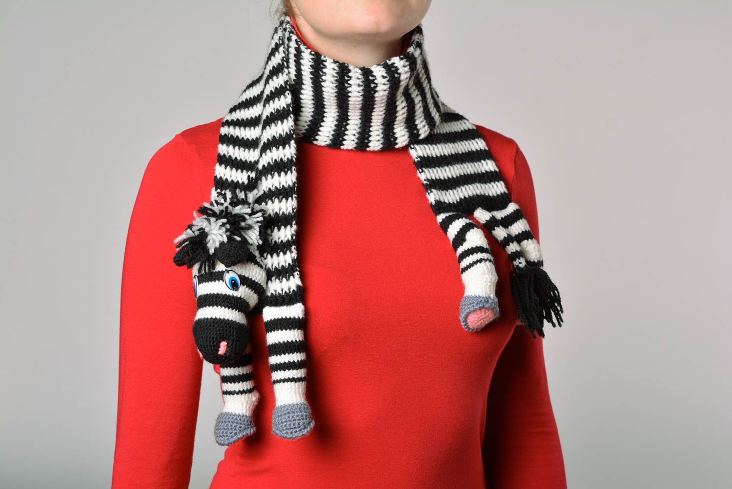 Écharpe tricotée crochet Vêtement enfant fait main rayée zèbre Cadeau original photo 2