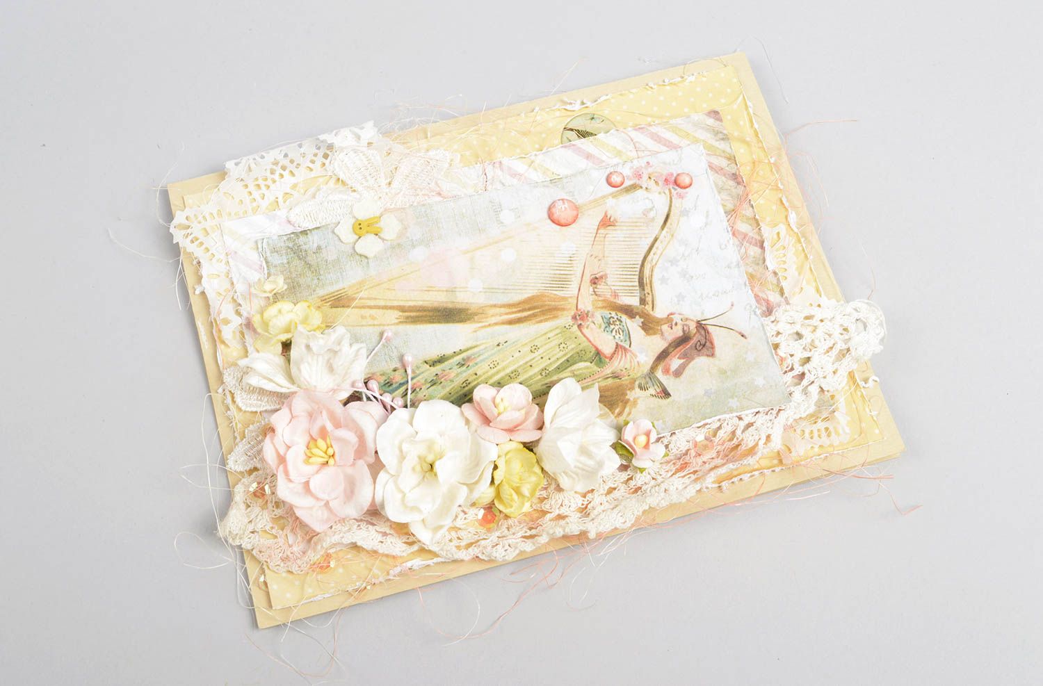 Embalaje decorativo hecho a mano sobre original elemento decorativo con flores
 foto 1
