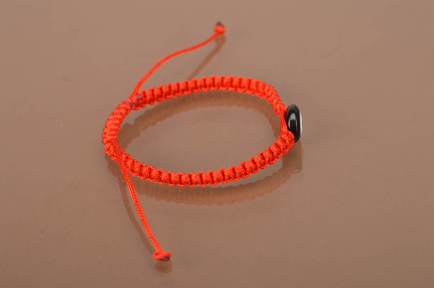 Bracelet tressé rouge fin fait main avec oeil accessoire original stylé photo 3