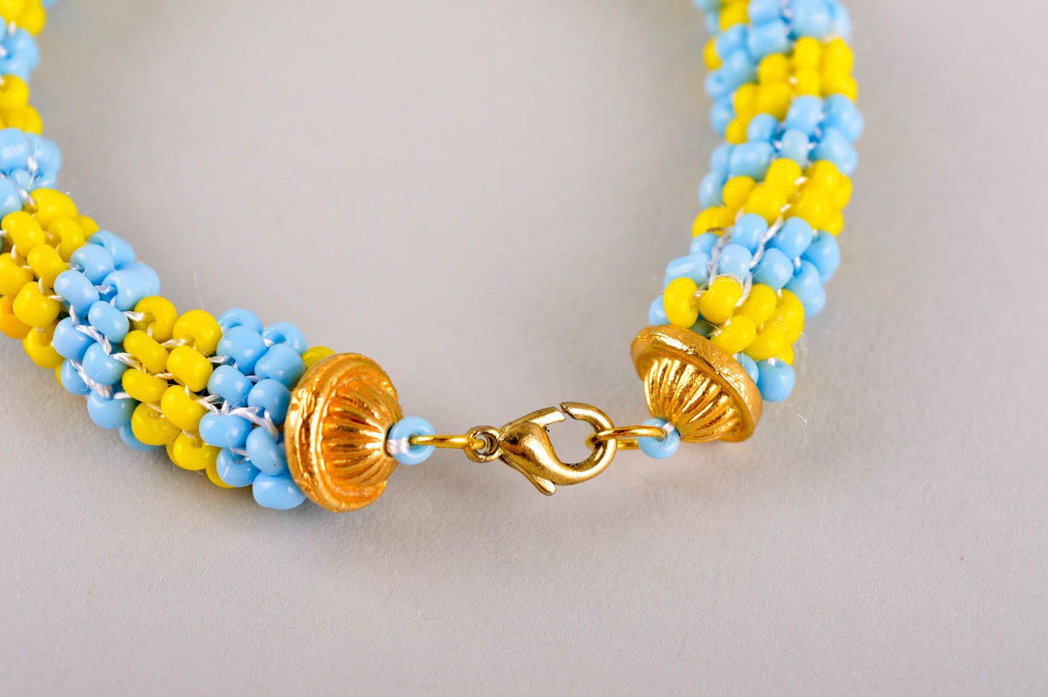 Bracelet tendance Bijou fait main bicolore en perles de rocaille Cadeau femme photo 4