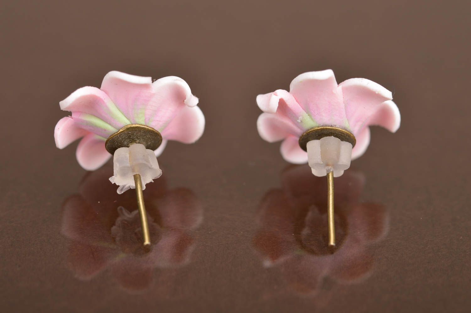 Розовые серьги из полимерной глины ручной работы оригинальные в виде цветов фото 3
