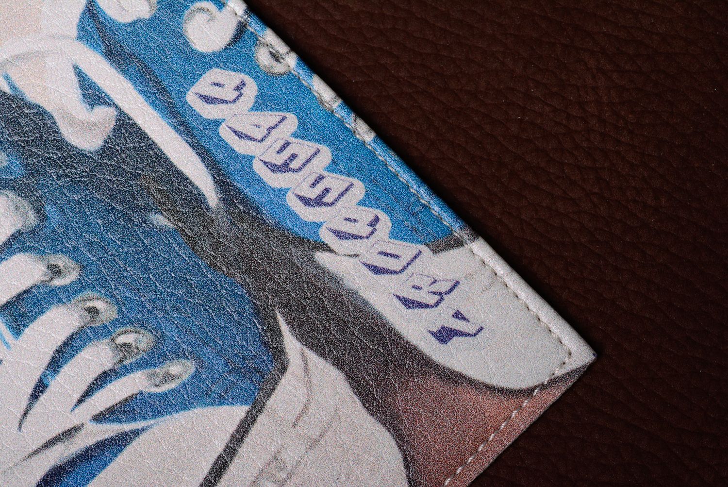 Кожаная обложка на паспорт с кедами фото 4