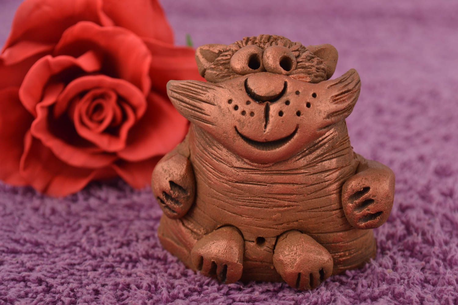 Figura original artesanal de cerámica modelada de arcilla con forma de gato foto 1