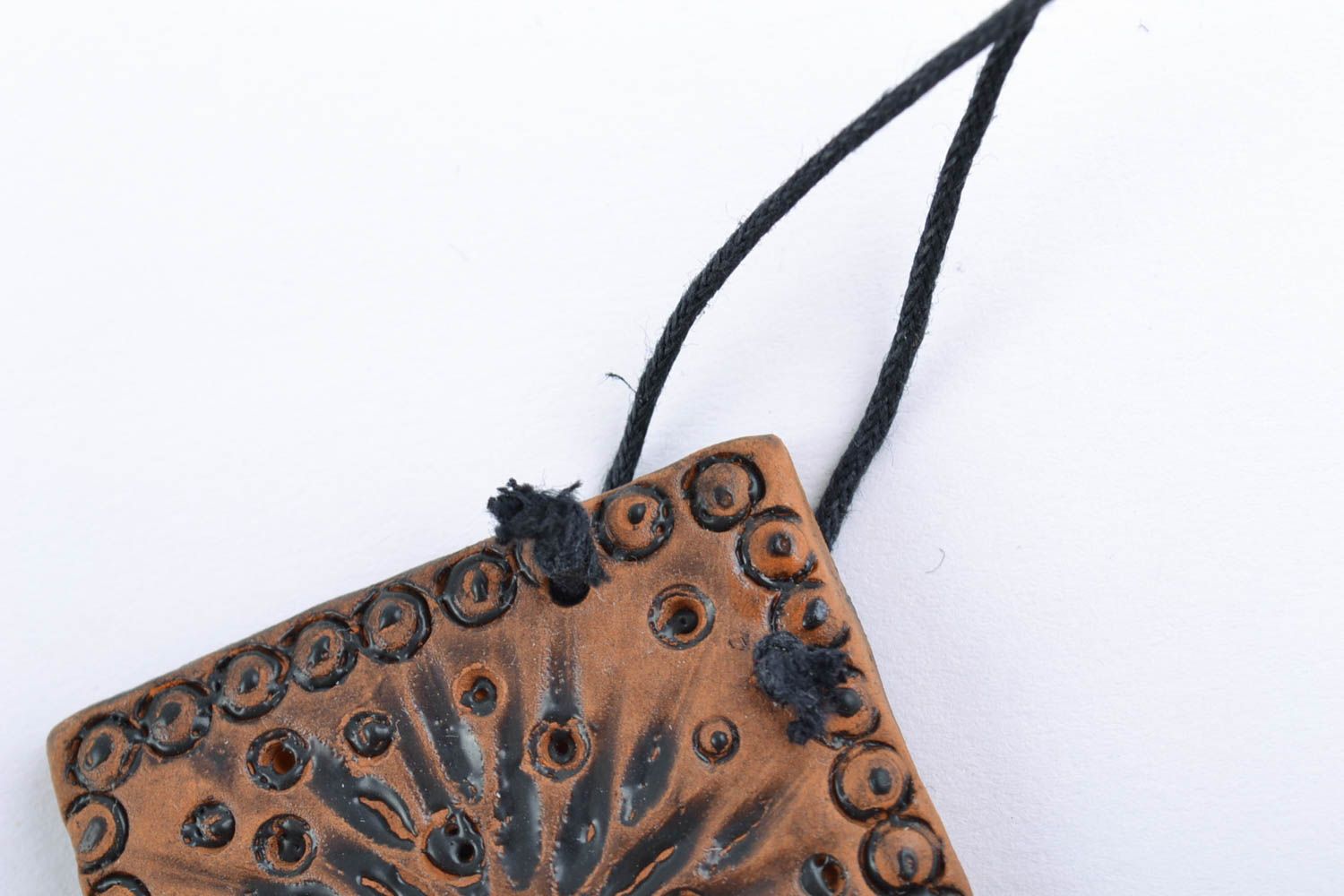 Pendentif en argile avec motif fait main bijou original et pratique pour femme photo 3