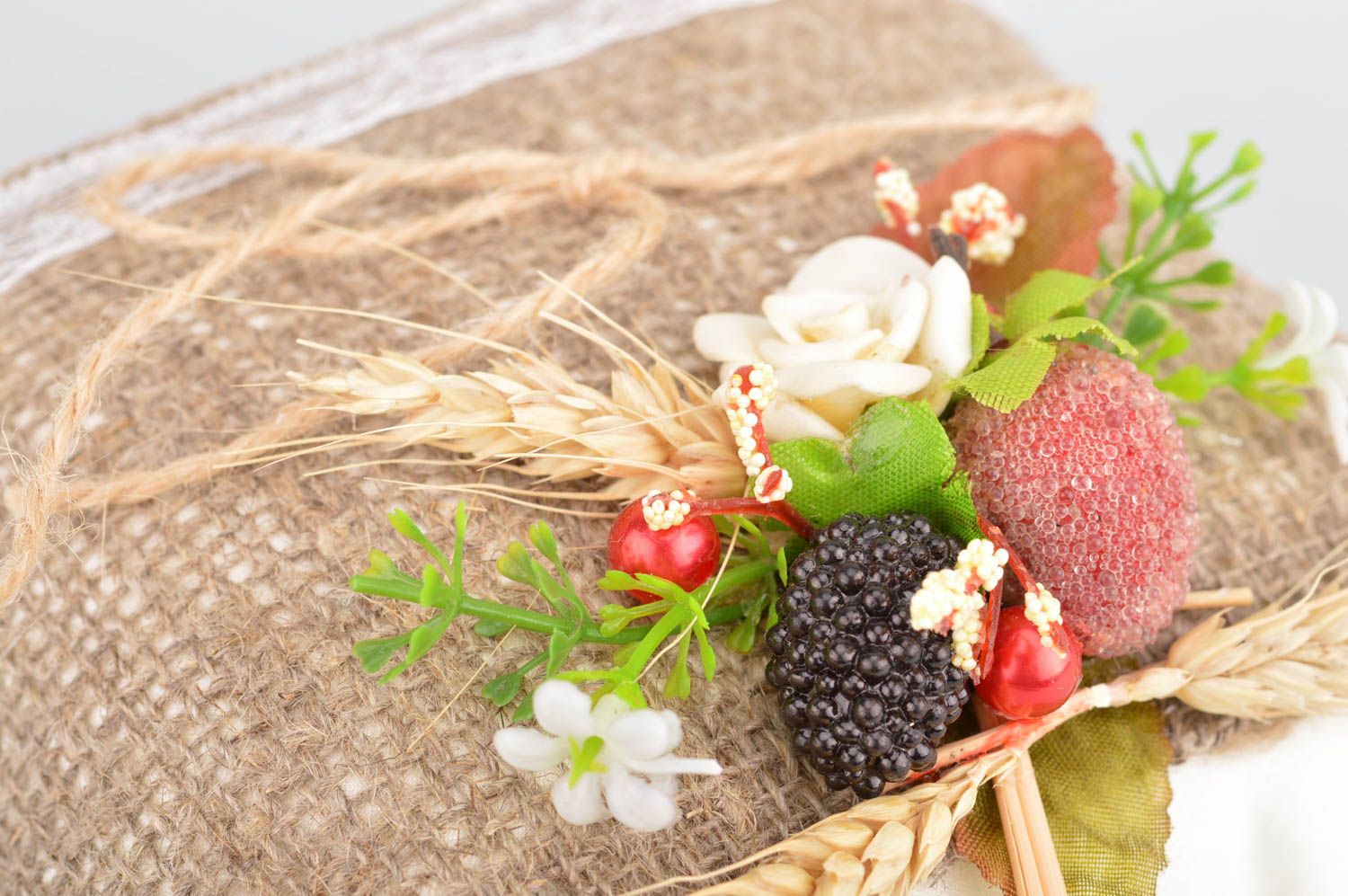 Handmade Ringkissen für Hochzeit aus Atlas Kunstblumen Bindfaden und Früchten foto 4