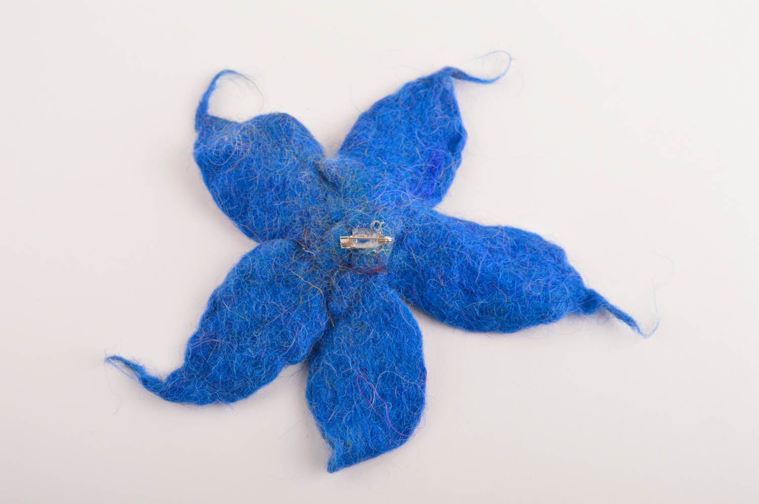 Брошь ручной работы украшение из шерсти валяная брошь в виде синего цветка фото 4