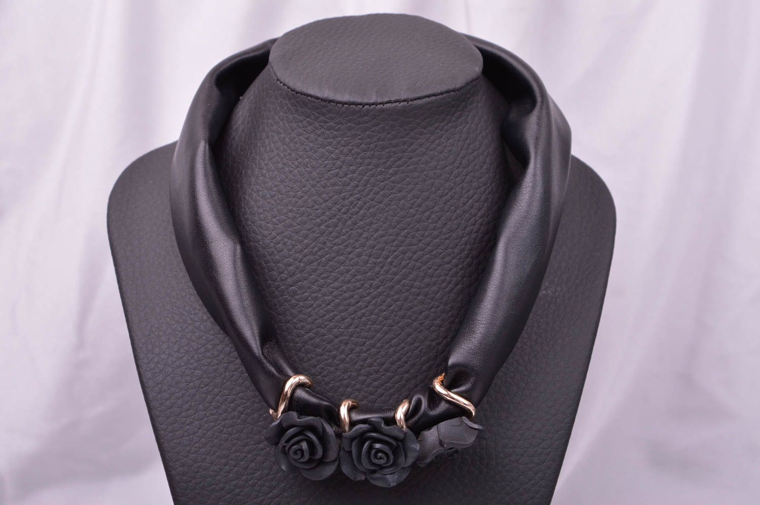 Collar hecho a mano de cuero artificial accesorio para mujer bisutería de moda  foto 1