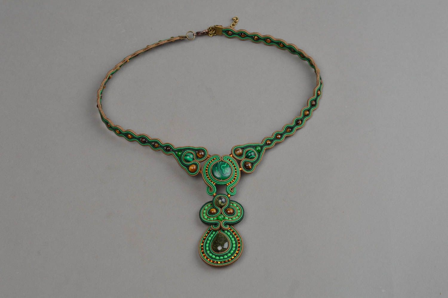 Modisches grünes elegantes schönes feines handgemachtes Collier mit Naturstein foto 2