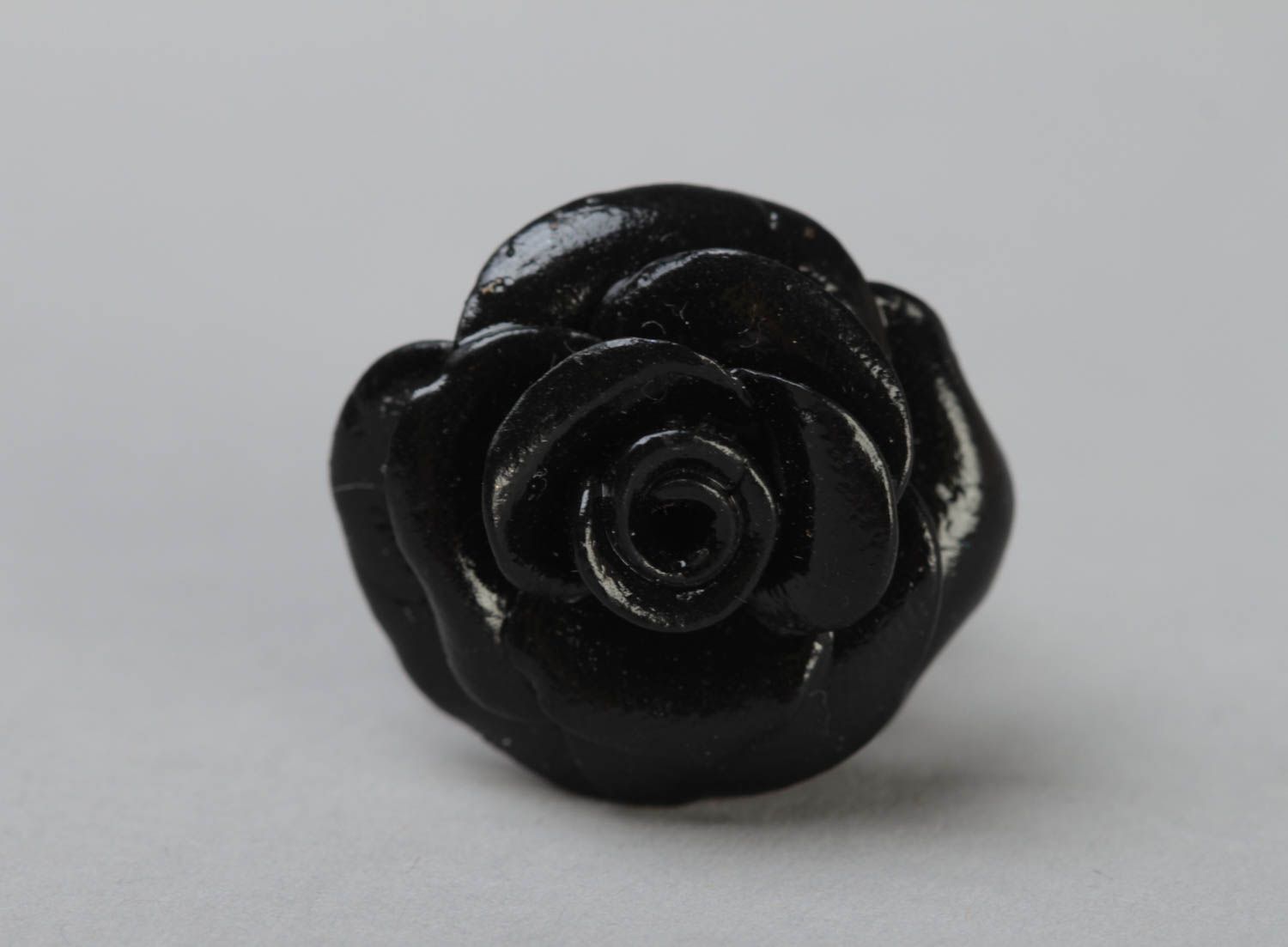 Кольцо из полимерной глины ручной работы с регулируемым размером Черная роза фото 2