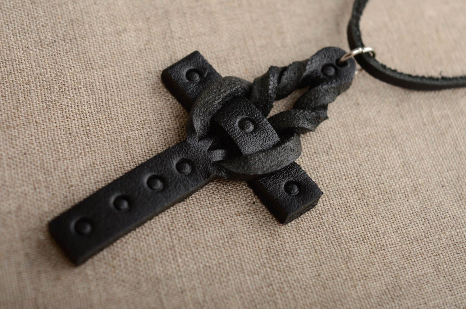 Pendentif en cuir noir croix pectorale fait main sur lacet accessoire homme photo 2