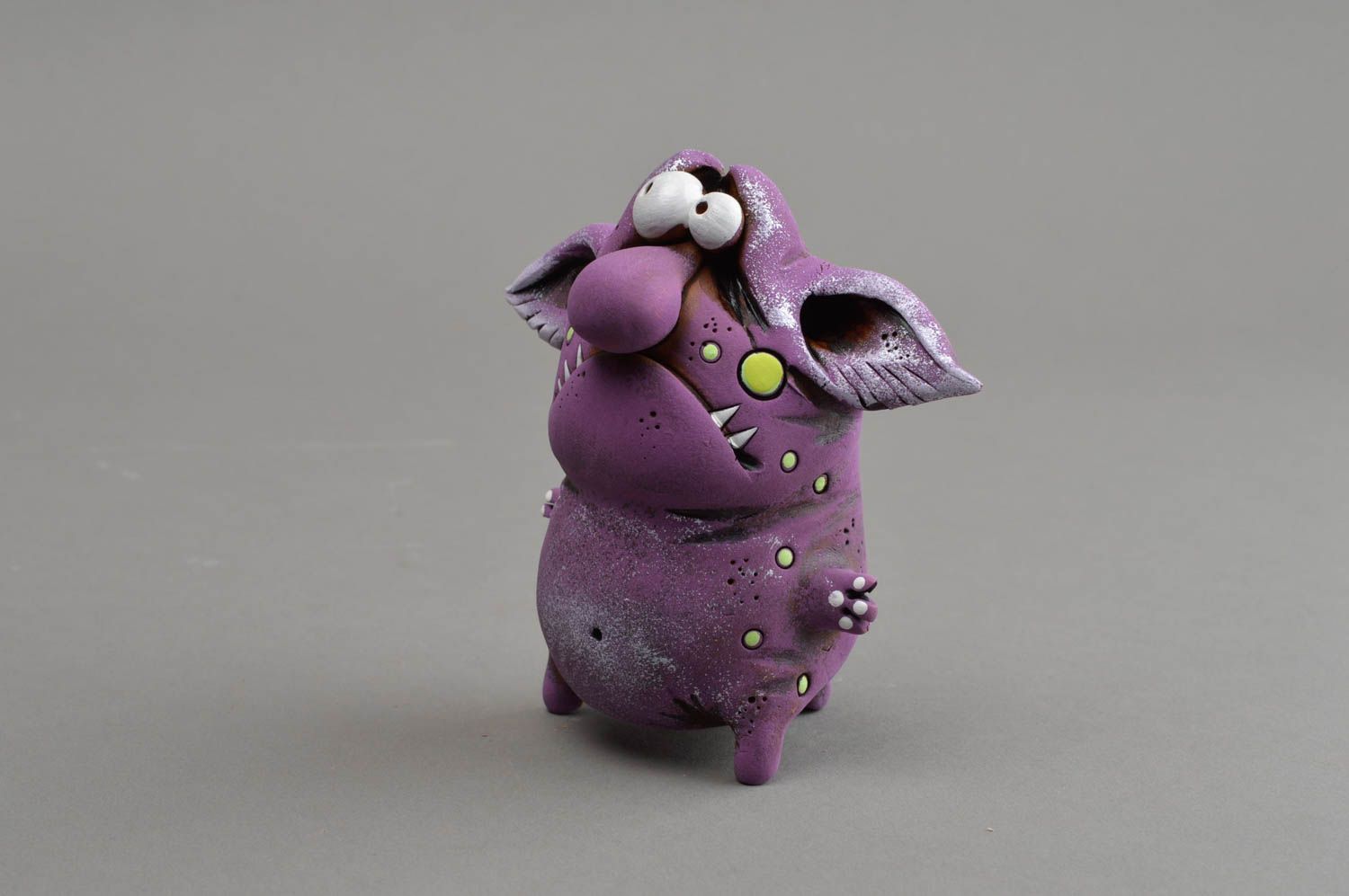 Фиолетовая статуэтка из глины красной ручной работы оригинальная в виде тролля фото 2