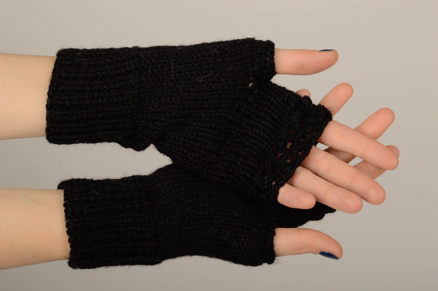 Mitaines fait main Gants sans doigts noirs tricotés design Accessoire femme photo 5