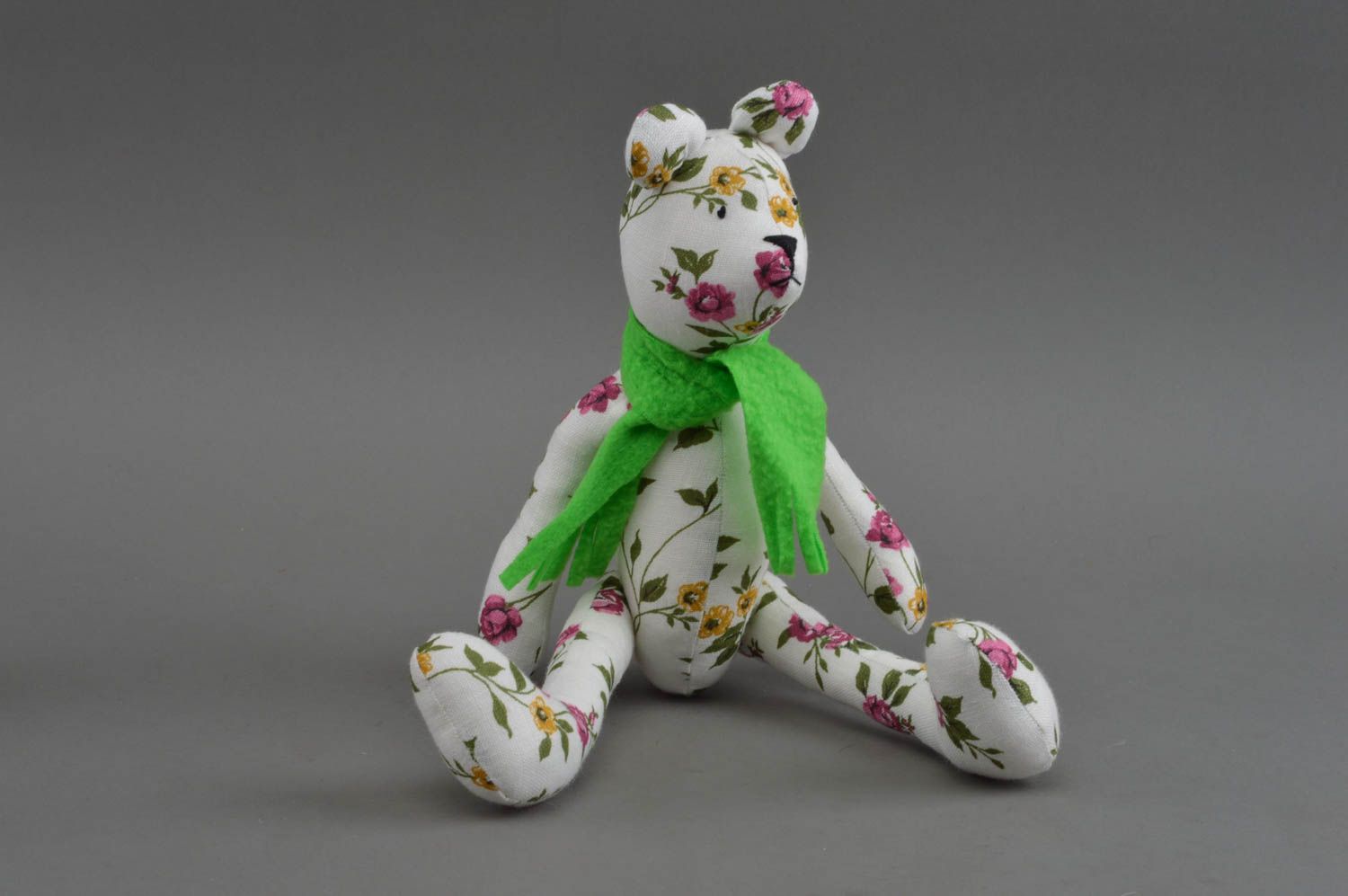 Jouet ours en tissu de lin fait main blanc à motif floral avec écharpe verte photo 1