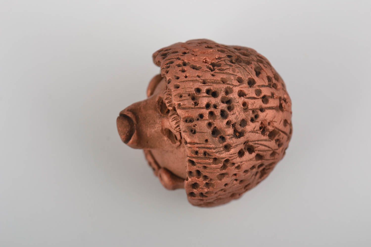 Figura original artesanal de cerámica modelada de arcilla con forma de erizo foto 4