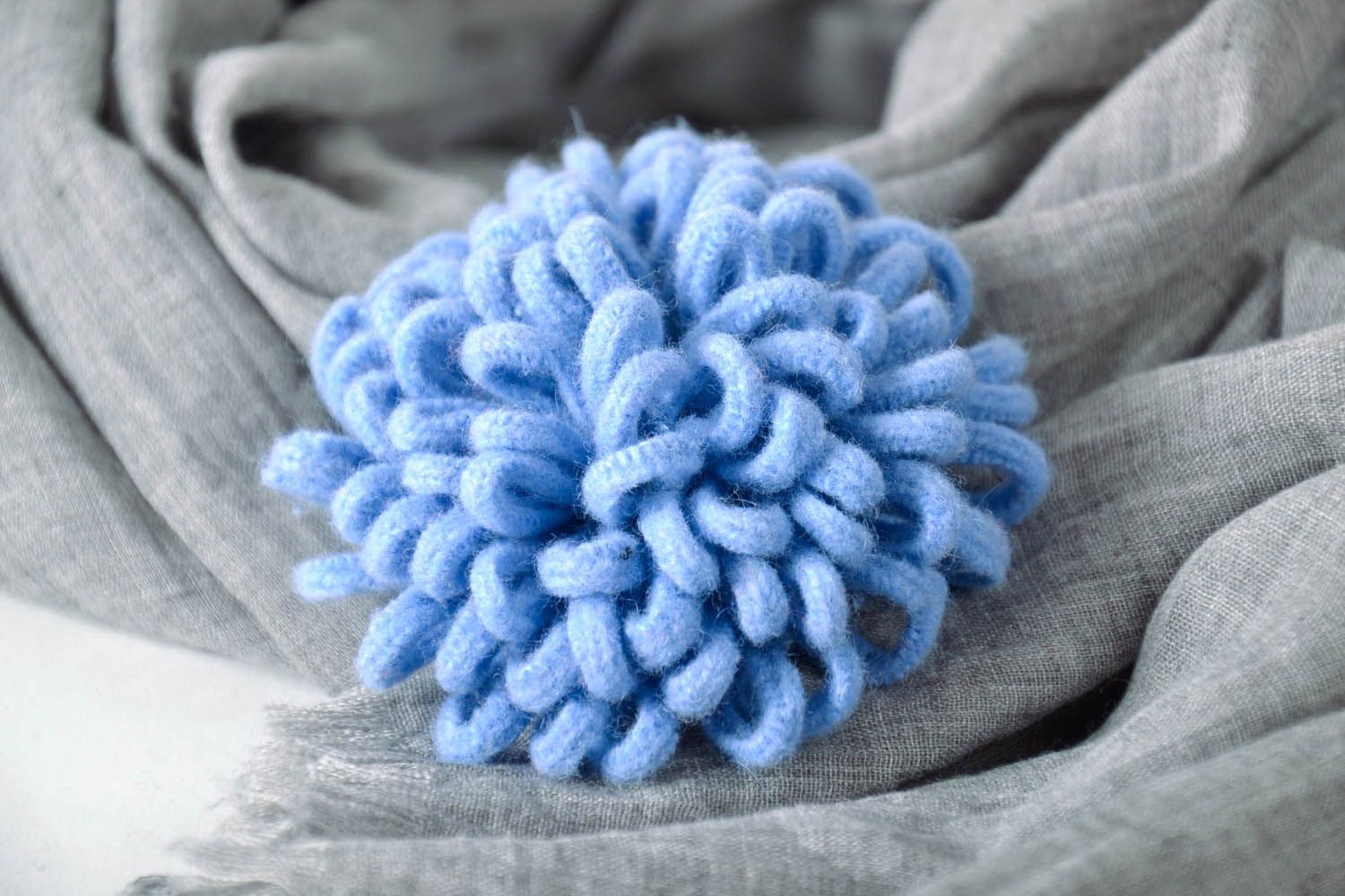 Broche artisanale en laine  Le chrysanthème faite à main photo 1