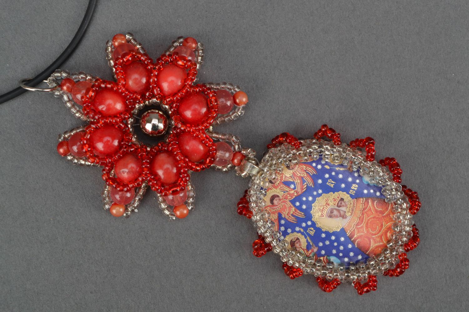 Pendentif fait main original en perles de rocailles et corail rouge rond photo 3