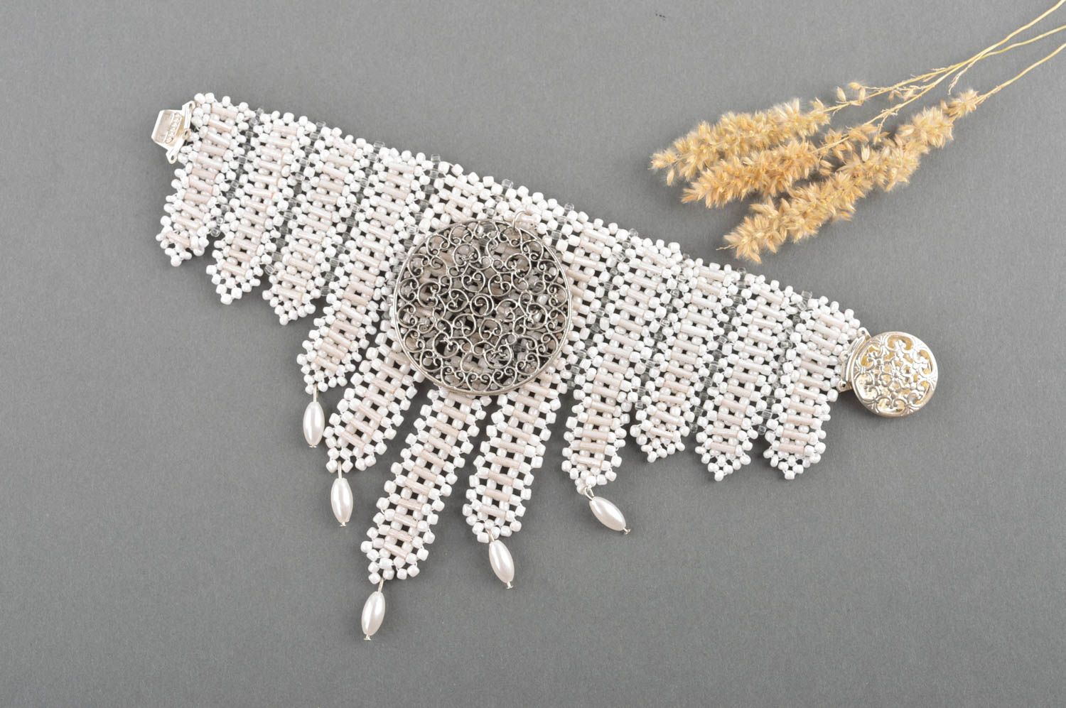 Bracelet blanc Bijou fait main large en perles de rocaille original Cadeau femme photo 1