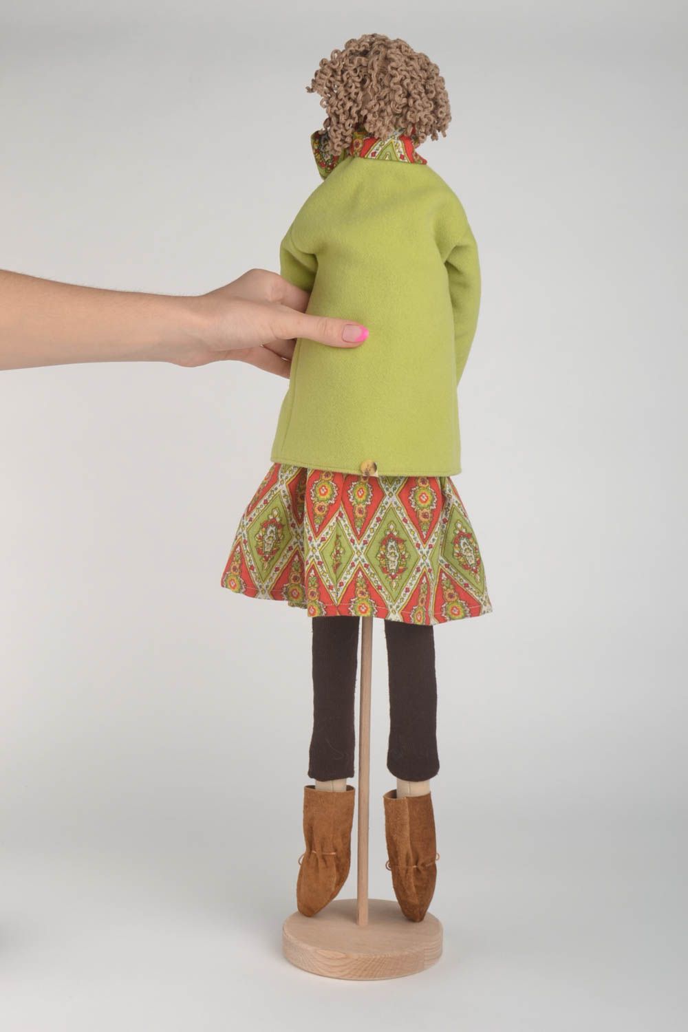 Кукла ручной работы авторская кукла на подставке тряпичная кукла в зеленом фото 4