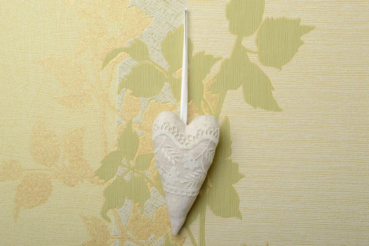 Colgante de tela natural decorativo artesanal con forma de corazón con encaje foto 1