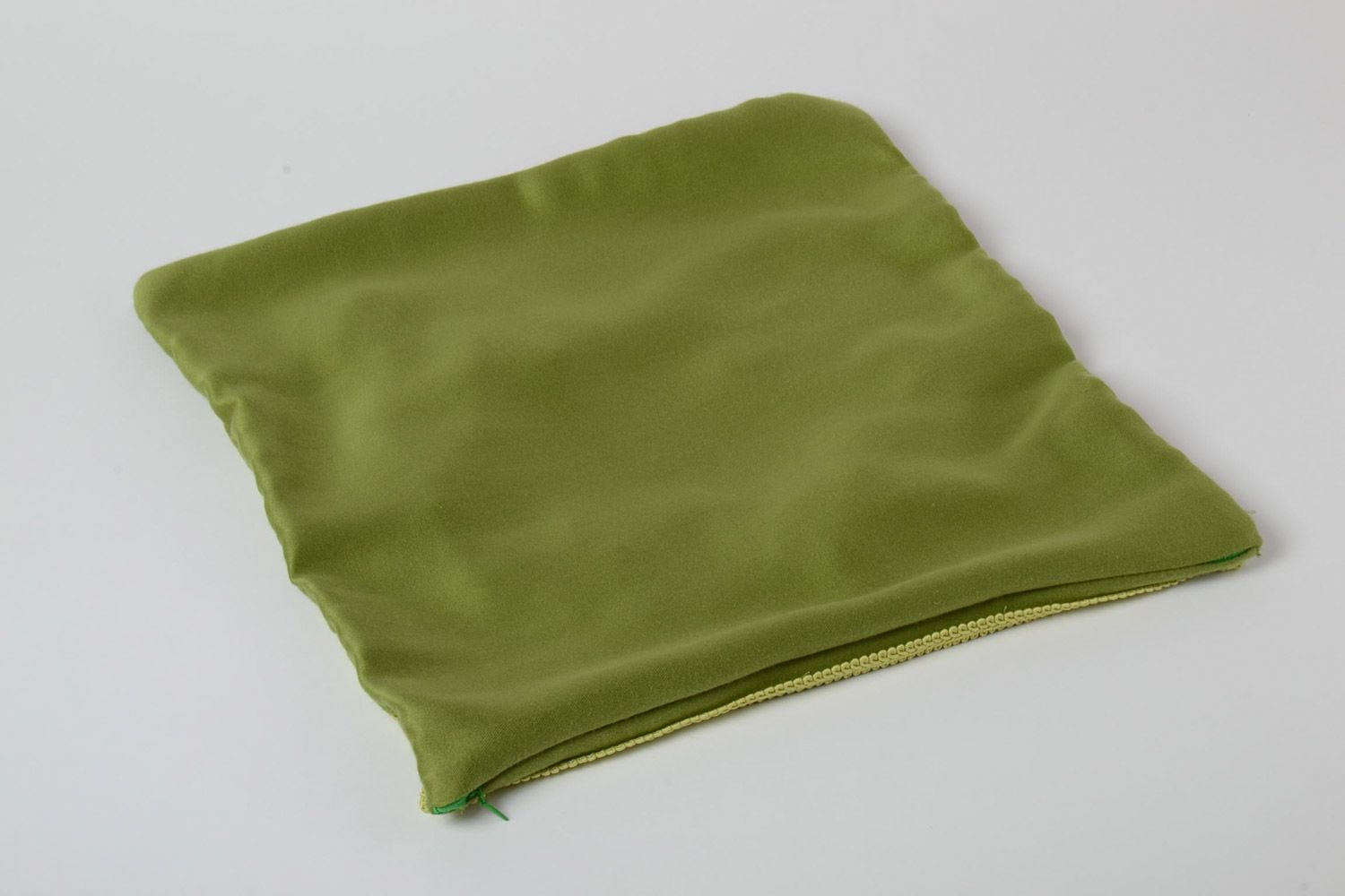 Зеленая наволочка на подушку ручной работы с объемными цветами из атласных лент фото 5