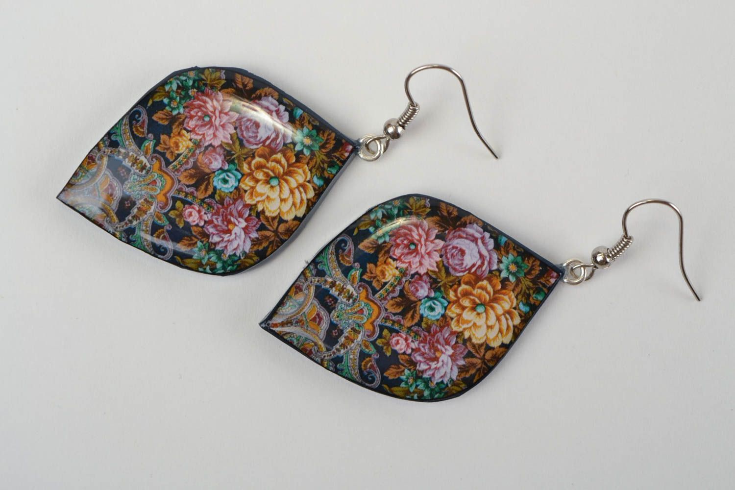 Pendientes de arcilla polimérica con flores de decoupage artesanales hermosos foto 5