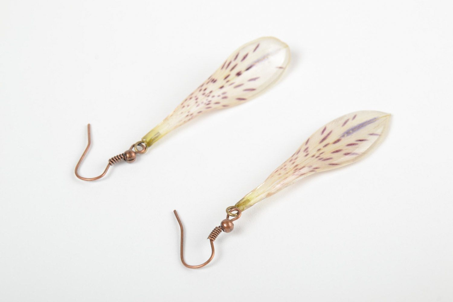 Handmade elegante lange Ohrringe mit Blütenblatt aus Epoxidharz hell für Damen foto 2