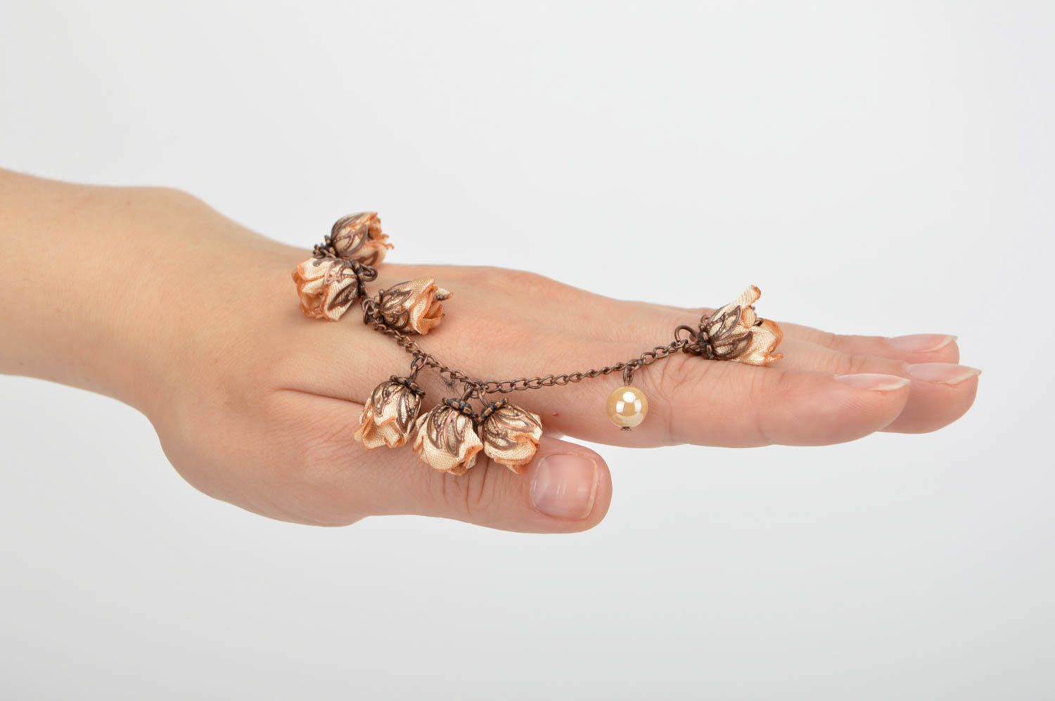 Bracelet fait main Bijou fantaisie beige roses chaîne métal Accessoire femme photo 2