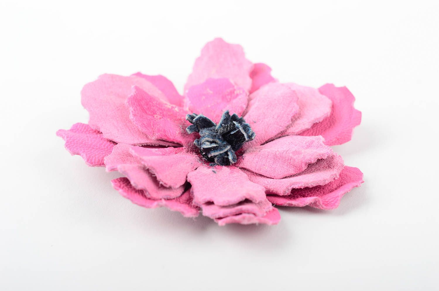 Розовая брошь ручной работы брошь из кожи женская брошь в виде цветка красивая фото 3