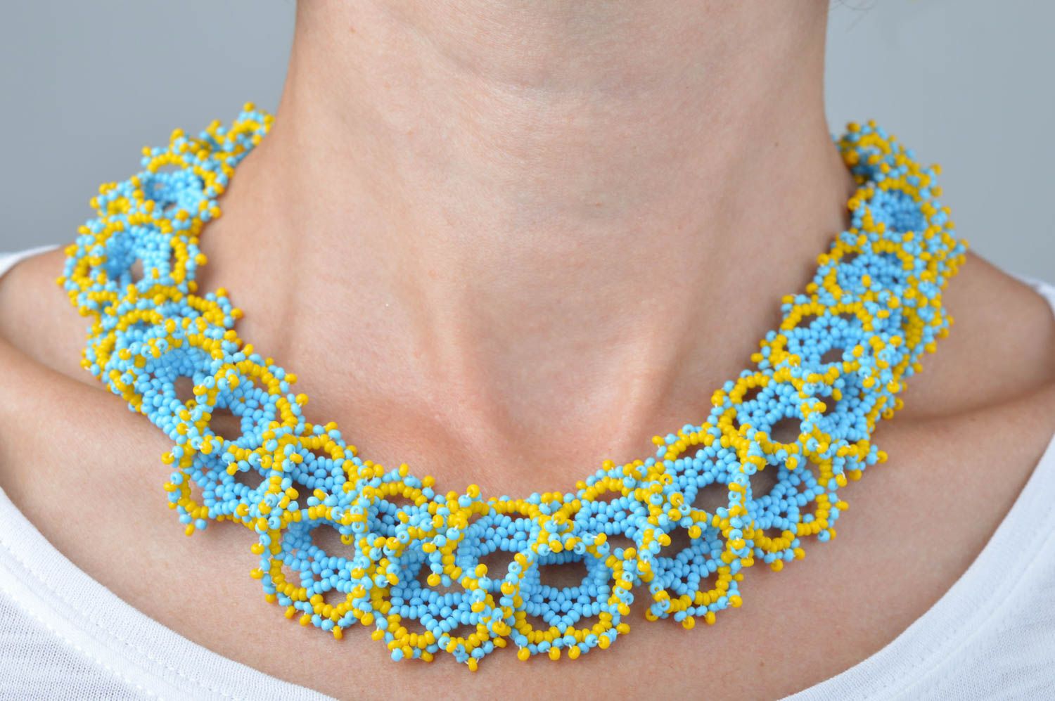 Collier en perles de rocaille Bijou fait main bleu jaune Accessoire femme photo 1