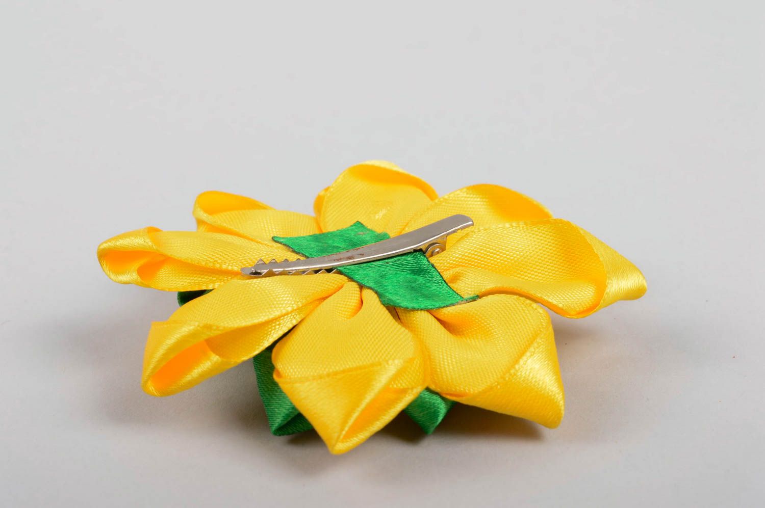 Желтое украшение ручной работы заколка с цветком яркая аксессуар для волос фото 4