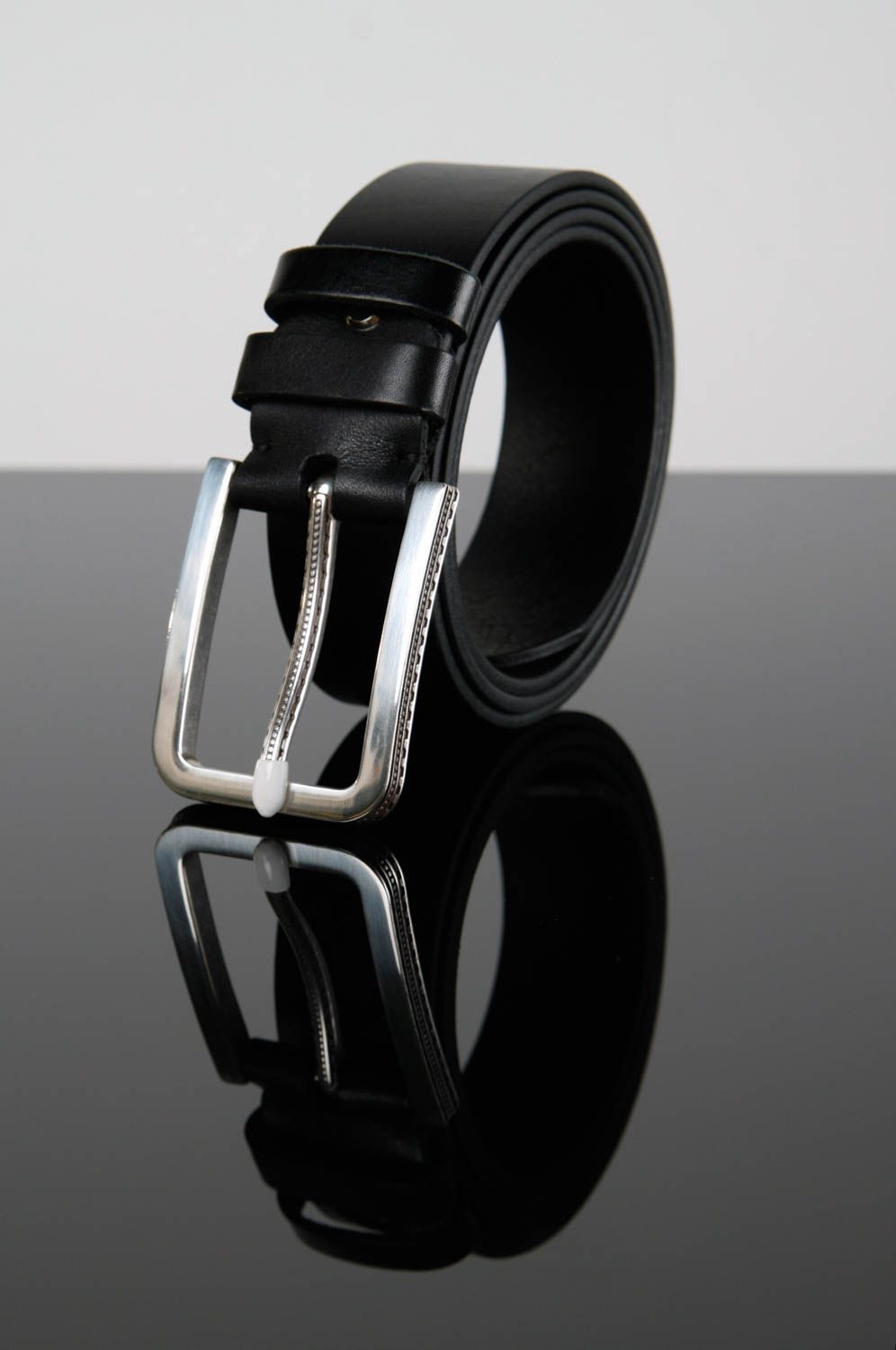 Cinturón de cuero hecho a mano color negro regalo para hombre accesorio de moda foto 1